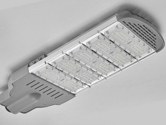 IP66 Waterproof LED Street Light Streamline Shape Perlindungan Anti Surge